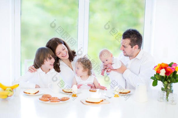 三个孩子一起<strong>享用</strong>早餐的快乐家庭