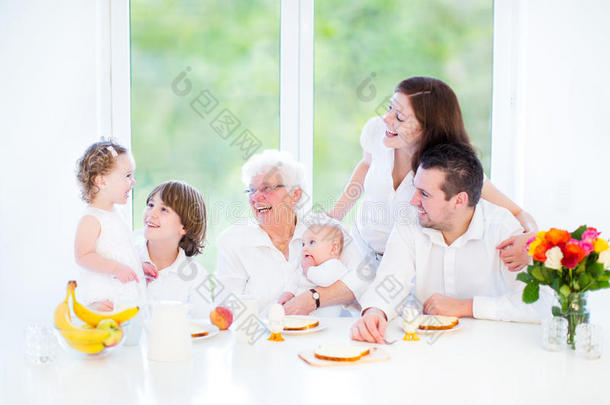 一<strong>家人</strong>和奶奶<strong>一起</strong>吃早餐