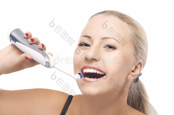 牙齿健康的概念：金发白人妇女刷牙
