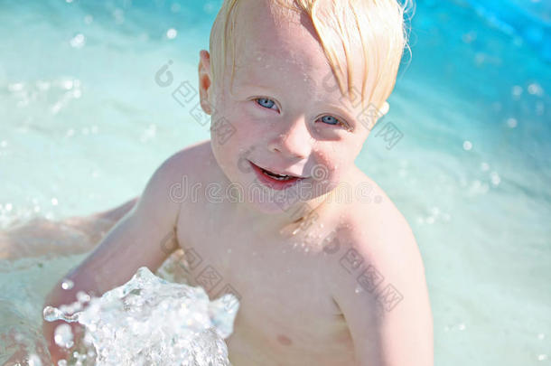 快乐的小男孩在外面的游<strong>泳池里玩耍</strong>