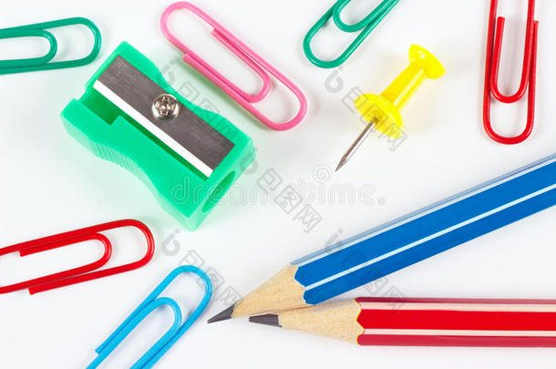 铅笔，回形针，卷笔刀和图钉在白色<strong>桌面</strong>特写