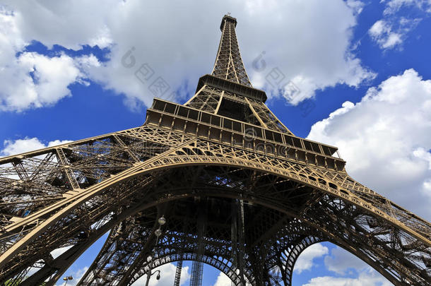 游览埃菲尔铁塔，广角<strong>街景</strong>-巴黎
