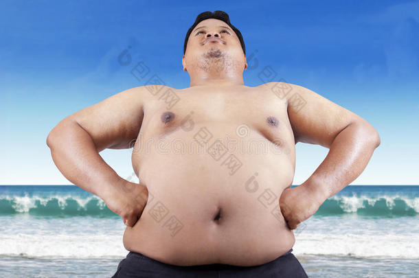 海滩上大肚子的胖子
