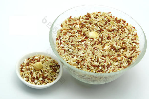 生物食品：在白色背景上混合有机大米