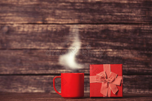礼盒和一杯咖啡