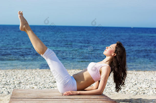 在海边<strong>练瑜伽</strong>的女孩