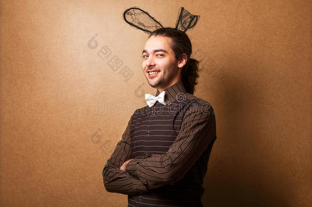 戴着兔子耳朵的时尚男人