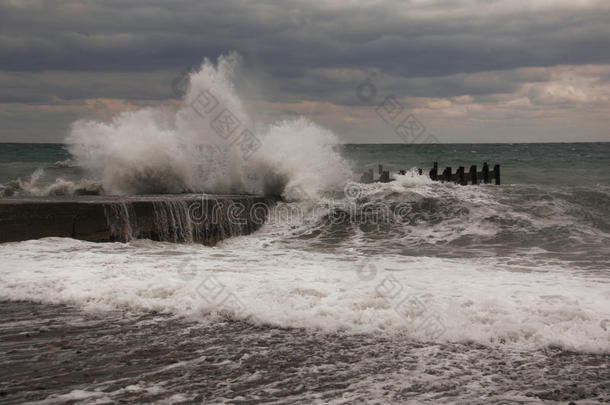 海上港口上空的风暴波。海浪冲击码头的风暴
