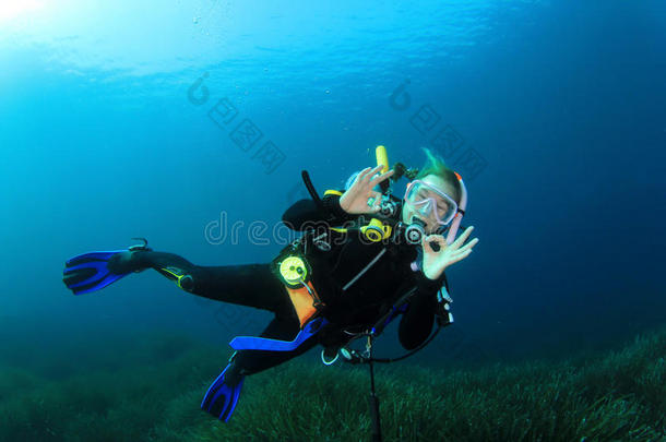 年轻女子水肺潜水