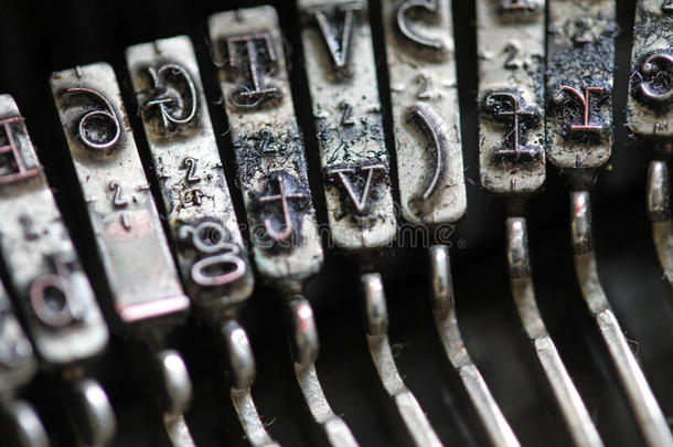 木槌的细节与一个古老机械的印字