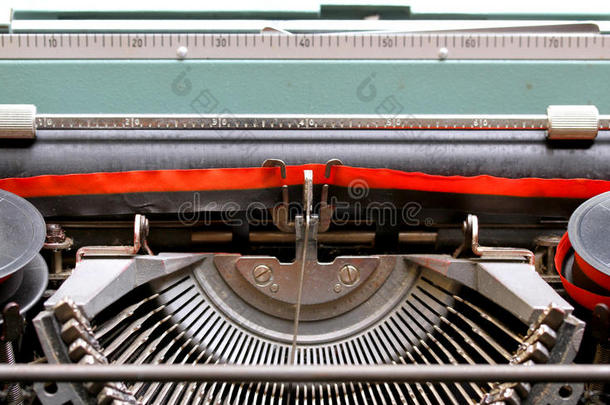 一台老式意大利机械打字机的黑色和<strong>红色</strong>丝带