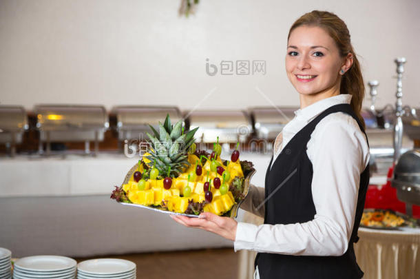 餐饮服务员工或服务员端着一盘开胃菜图片-包图网企业站