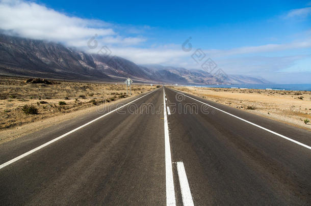 美丽的空旷的道路在蓝天下-智利北部。