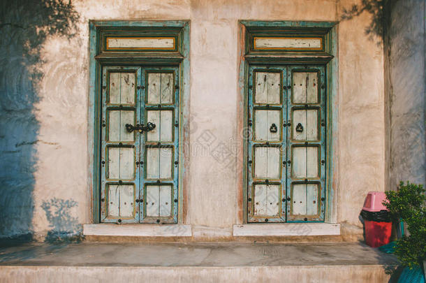 家墙上的传统老门