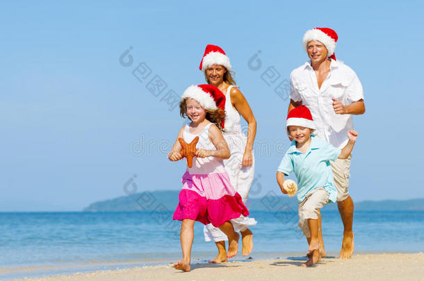 圣诞<strong>节</strong>全家在海滩上<strong>跑步</strong>