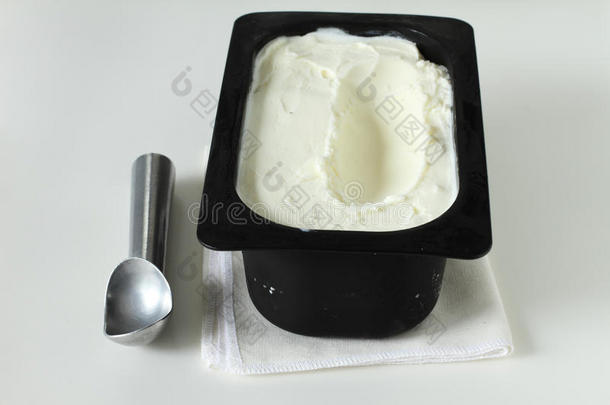 白色背景的托盘容器中的冰淇淋