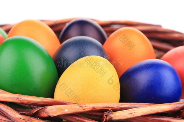 <strong>篮子里</strong>有五颜六色的复活节彩蛋。