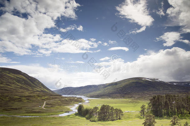 苏格兰凯恩戈姆国家公园的湖水和山景