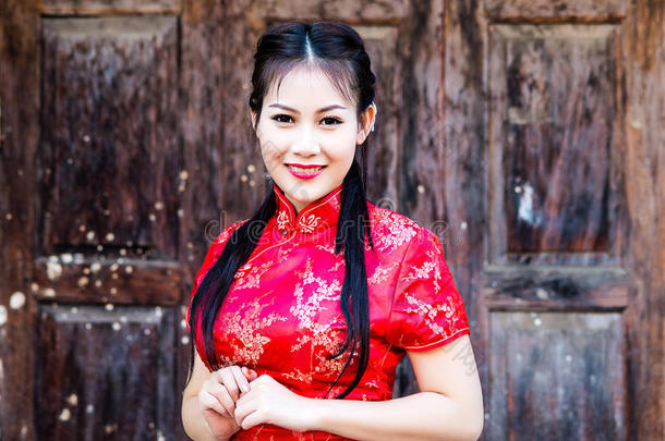 中国女孩在中国传统旗袍祝福