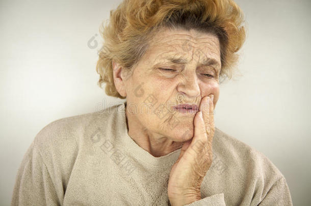 老年妇女<strong>牙齿疼痛</strong>