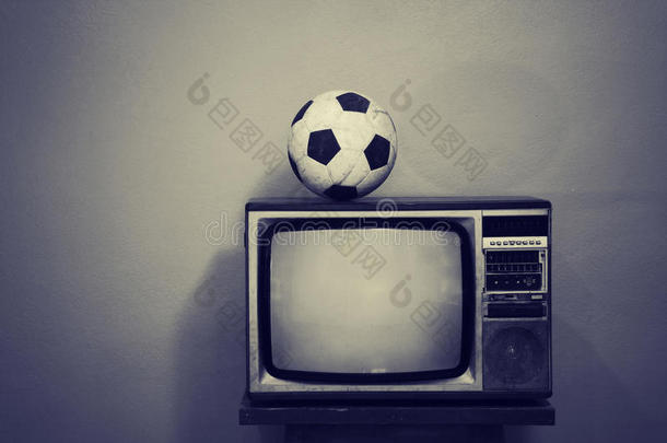 复古电视上的一个旧足球，黑白相间