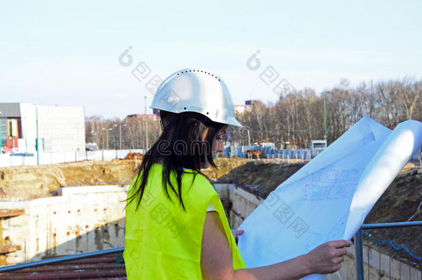 建筑工程施工现场的年轻女建筑师