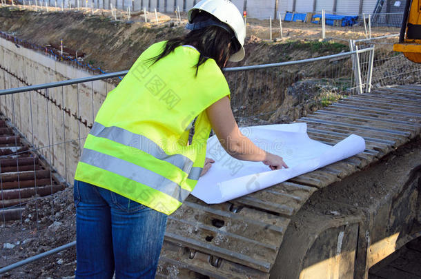 建筑工程施工现场的年轻女建筑师