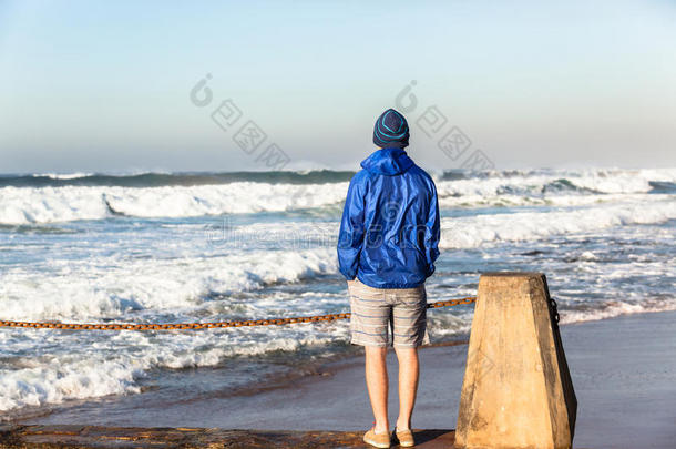 青少年<strong>看海</strong>浪