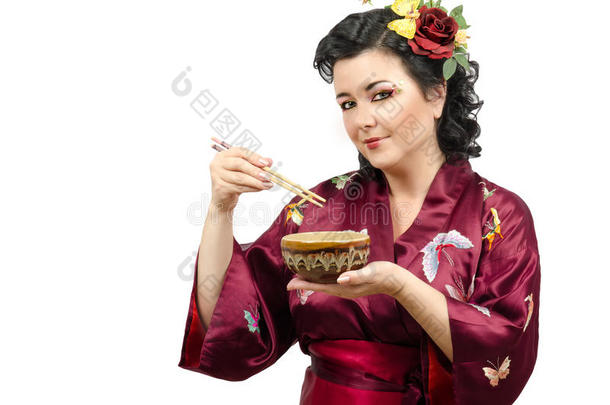 和服女人用筷子从碗里<strong>吃东西</strong>