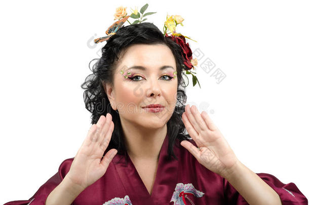 卷曲和服女人的画像，头发上插着花