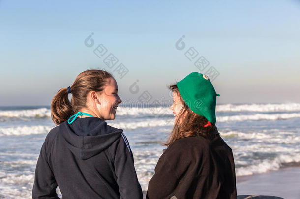 十几岁的女孩笑着沙滩上的浪花
