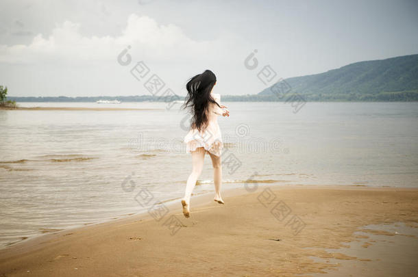 美丽的<strong>小女孩</strong>沿着海滩<strong>奔跑</strong>