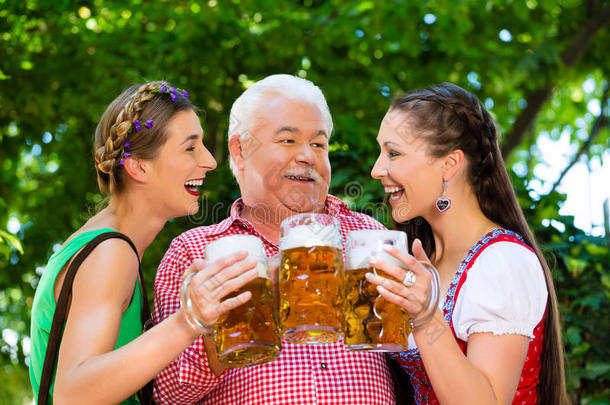 在<strong>啤酒</strong>花园-朋友们在巴伐利亚喝<strong>啤酒</strong>