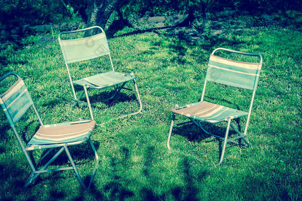 草坪上有三把椅子
