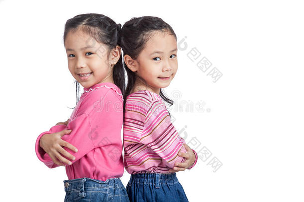 亚洲双胞胎姐妹双臂背靠背地折叠