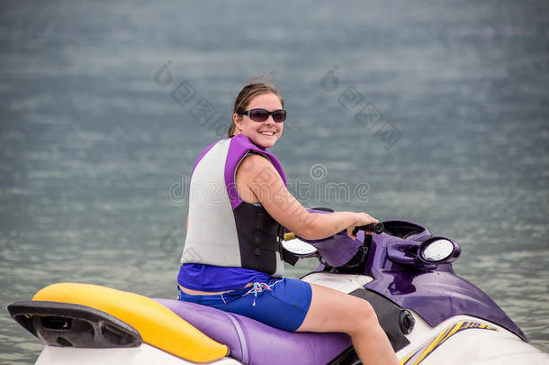 你这个<strong>骑摩托艇</strong>的女人