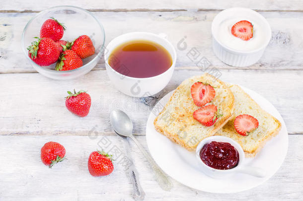 早餐包括新鲜的烤面包、草莓和草莓酱
