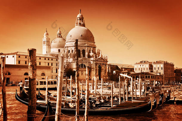意大利威尼斯。大运河上的贡多拉和<strong>礼炮</strong>大教堂
