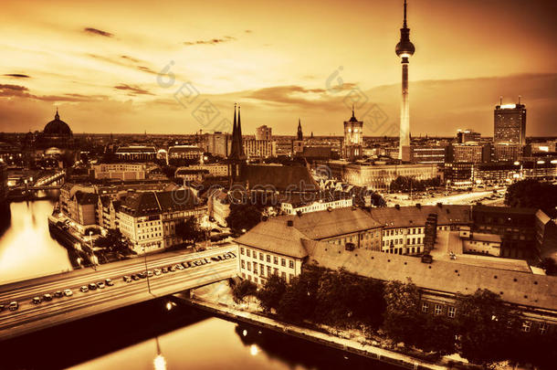 柏林，德国，日落时分的主要地标建筑都是金色的