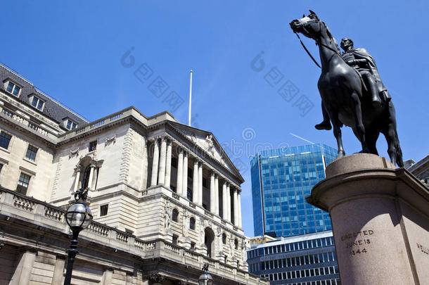 伦敦威灵顿公爵雕像和英格兰银行