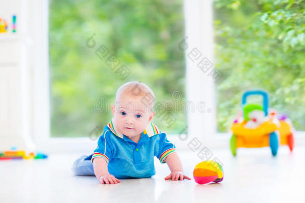 可爱的小男孩玩彩球和玩具车