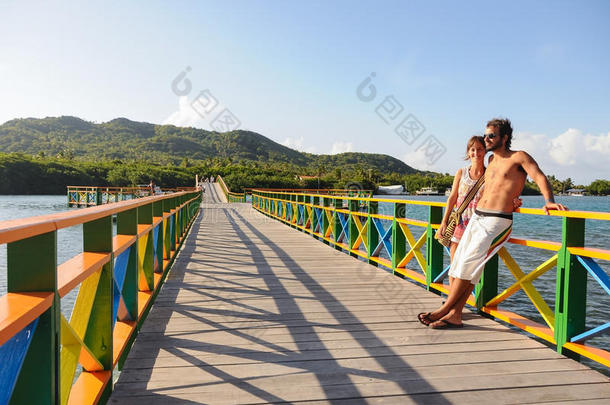 哥伦比亚，普罗维登西亚岛，一对情侣在爱情桥上眺望大海。