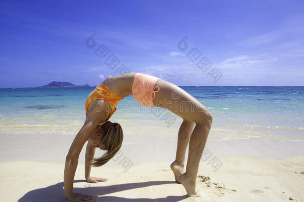 穿着比基尼的金发<strong>女孩</strong>在海滩上<strong>练瑜伽</strong>