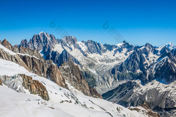 勃朗峰山体夏季景观（从aiguille d