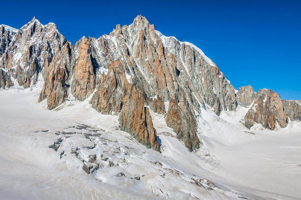 勃朗峰山体夏季景观（从aiguille d