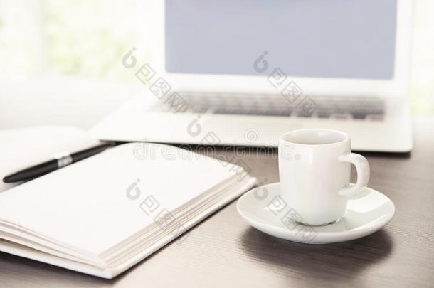 办公桌配有一杯咖啡<strong>电脑笔记本电脑笔记本电脑</strong>钢笔