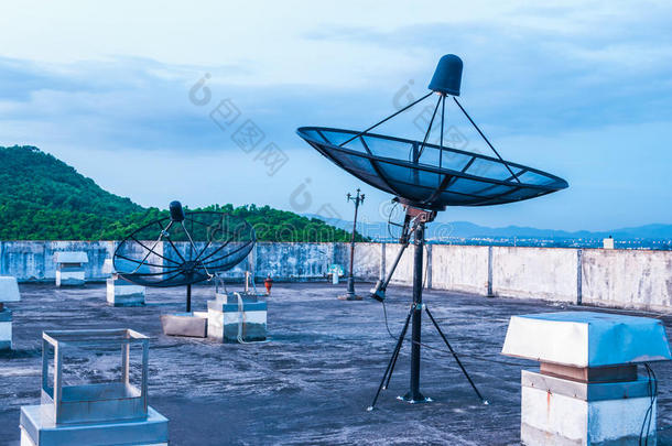 屋顶上的卫星天线