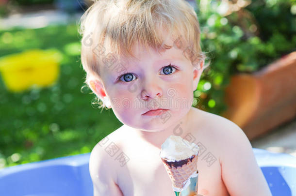 白人小孩在吃甜筒冰淇淋