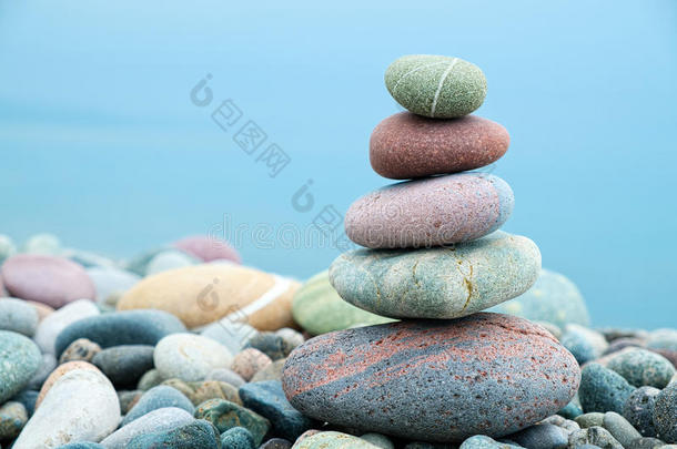 海滩和海洋背景上的<strong>一堆石头</strong>