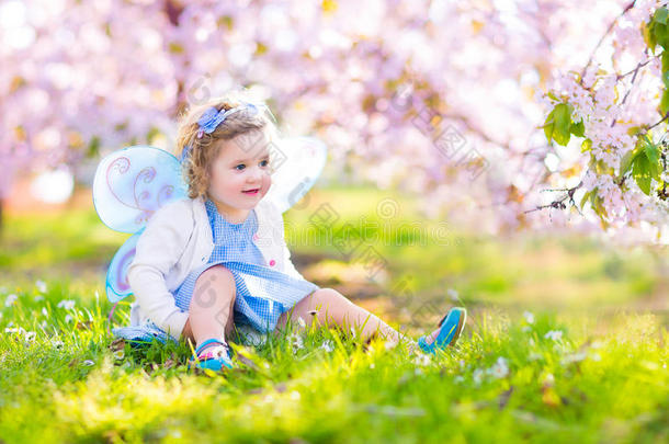 水果园里美丽的小女孩穿着仙女的服装